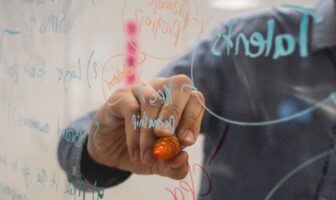 Académicos FEN publican artículo en Journal Axioms