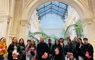Estudiantes de GIBA visitan la Biblioteca del Palacio Pereira